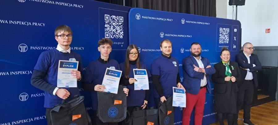 UCZNIOWIE NASZEJ SZKOŁY W ETAPIE OKRĘGOWYM KONKURSU „POZNAJ SWOJE PRAWA”