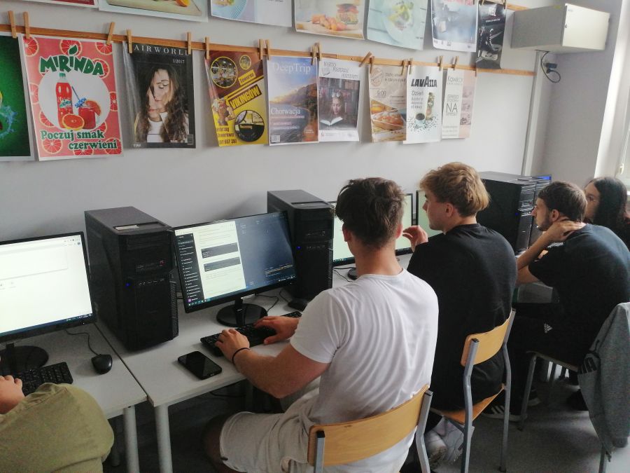 https://ekonom.kolobrzeg.pl/wp-content/uploads/gal/2023/09/07/programisci_01.jpg