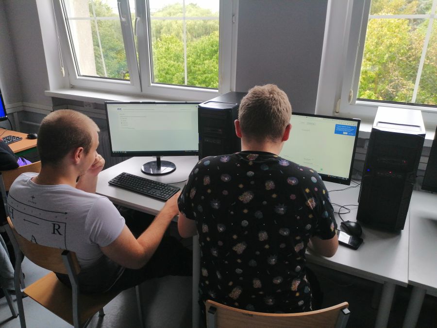 https://ekonom.kolobrzeg.pl/wp-content/uploads/gal/2023/09/07/programisci_04.jpg