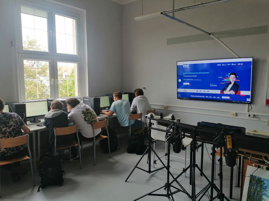 https://ekonom.kolobrzeg.pl/wp-content/uploads/gal/2023/09/07/programisci_05.jpg